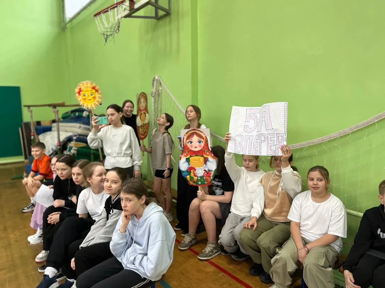 Широкая Масленица в нашей школе!     Вчера, 19 февраля, спортивный зал нашей школы превратился в нас