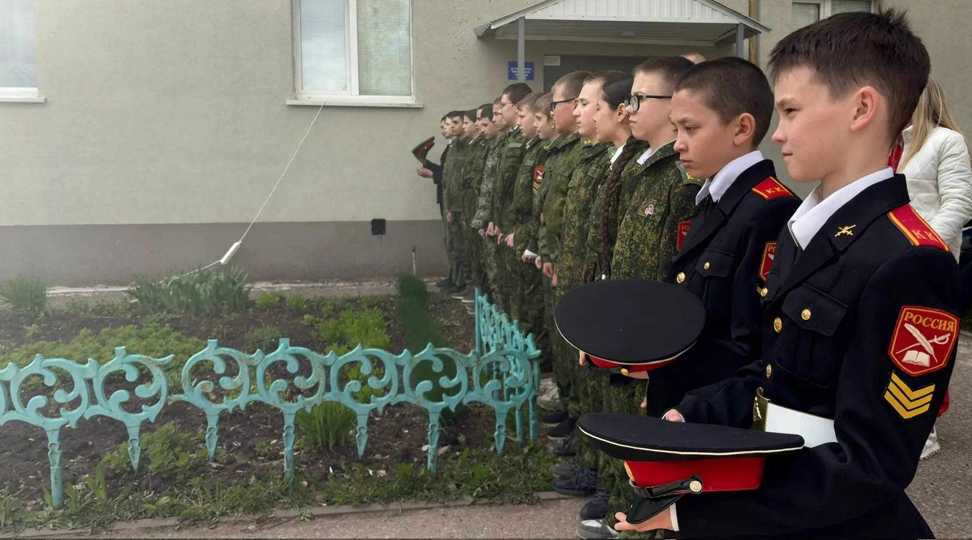 Сегодня кадеты нашей школы приняли участие в значимом событии — открытии мемориальной доски участник