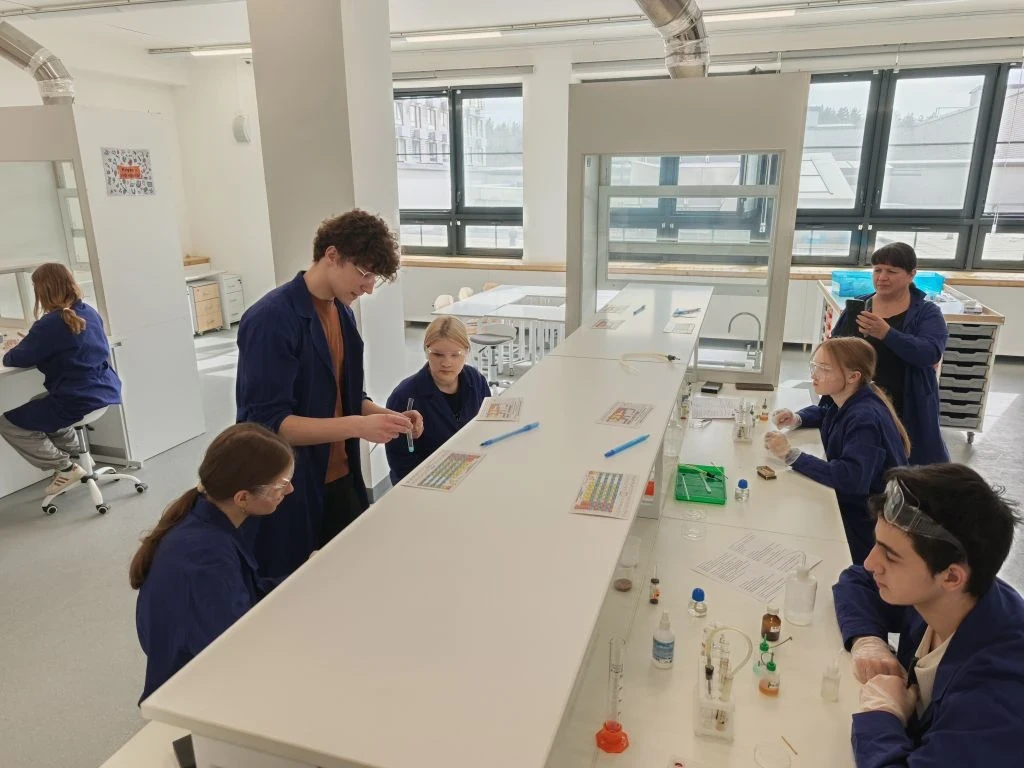 🧪 Химический практикум на каникулах  🧴🔬На каникулах ученики 8-х классов из школьного отделения Рублё