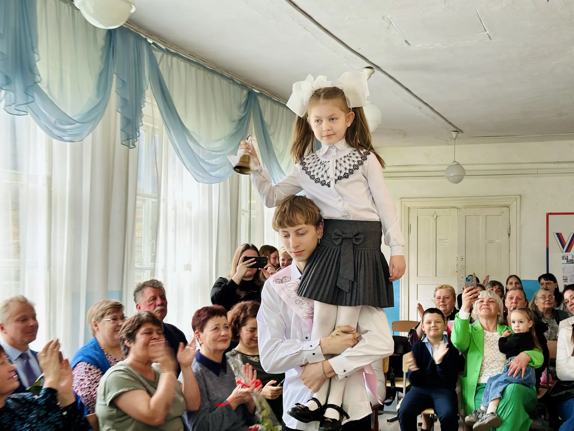 Последний звонок: прощание со школой и старт в новую жизнь 🔔