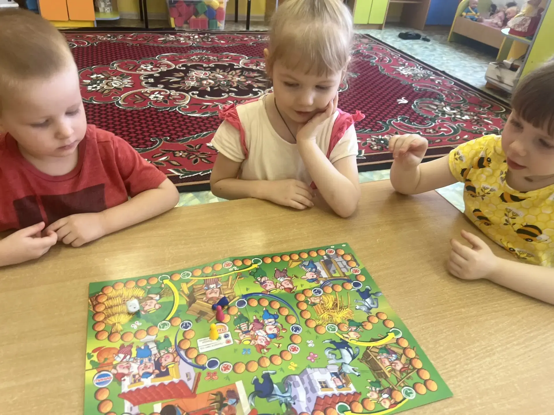 🎲 Новое приключение в группе «Капельки»: познакомились с настольной игрой‑ходилкой!