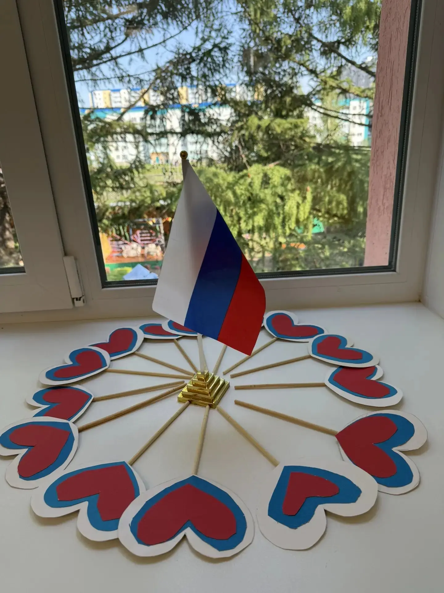 🇷🇺 "Гордость России": готовимся ко Дню Государственного флага в старшей группе.