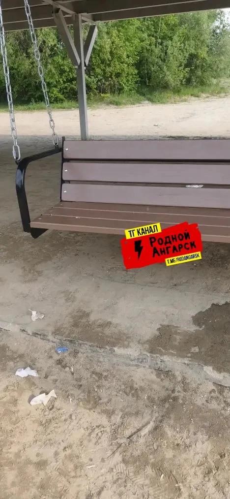 Молодежь, посидев на набережной на качелях, оставляет салфетки (которые между досок потом толкает), 