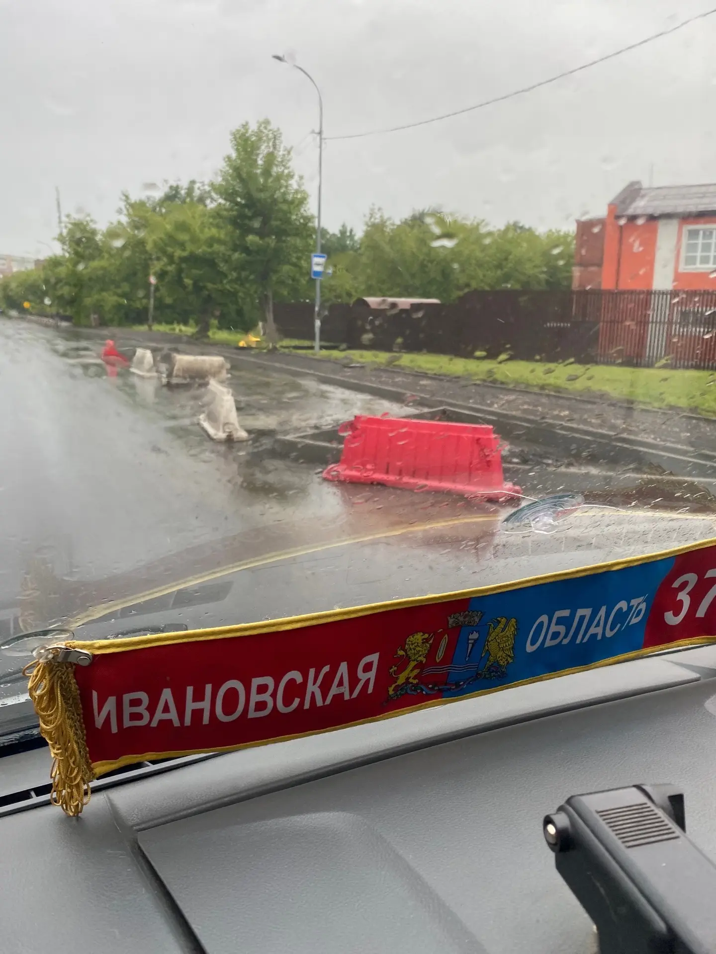 Это вот…зачем это делать… столько мест парковочных «убрать». Дорогу заузили,ладно, но з...