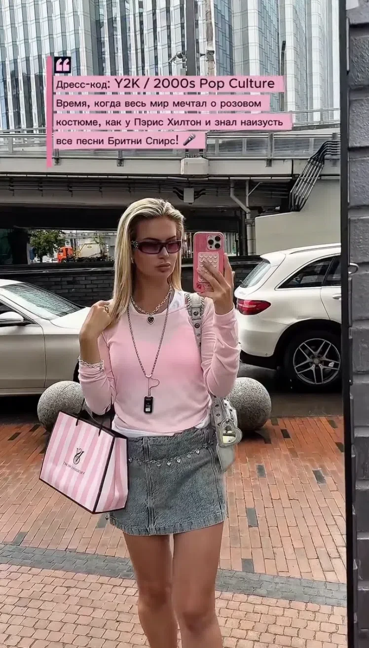Марина Африкантова нарядилась как Барби, а ведь ей скоро 40...

Или нормально так?