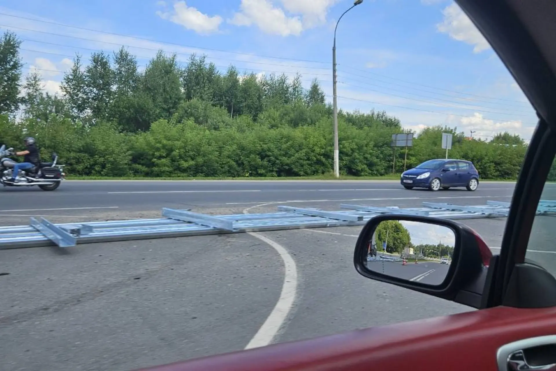 Около кстовского поста ДПС скоро не будет разворота — там устанавливают дорожное ограждение.

@chann