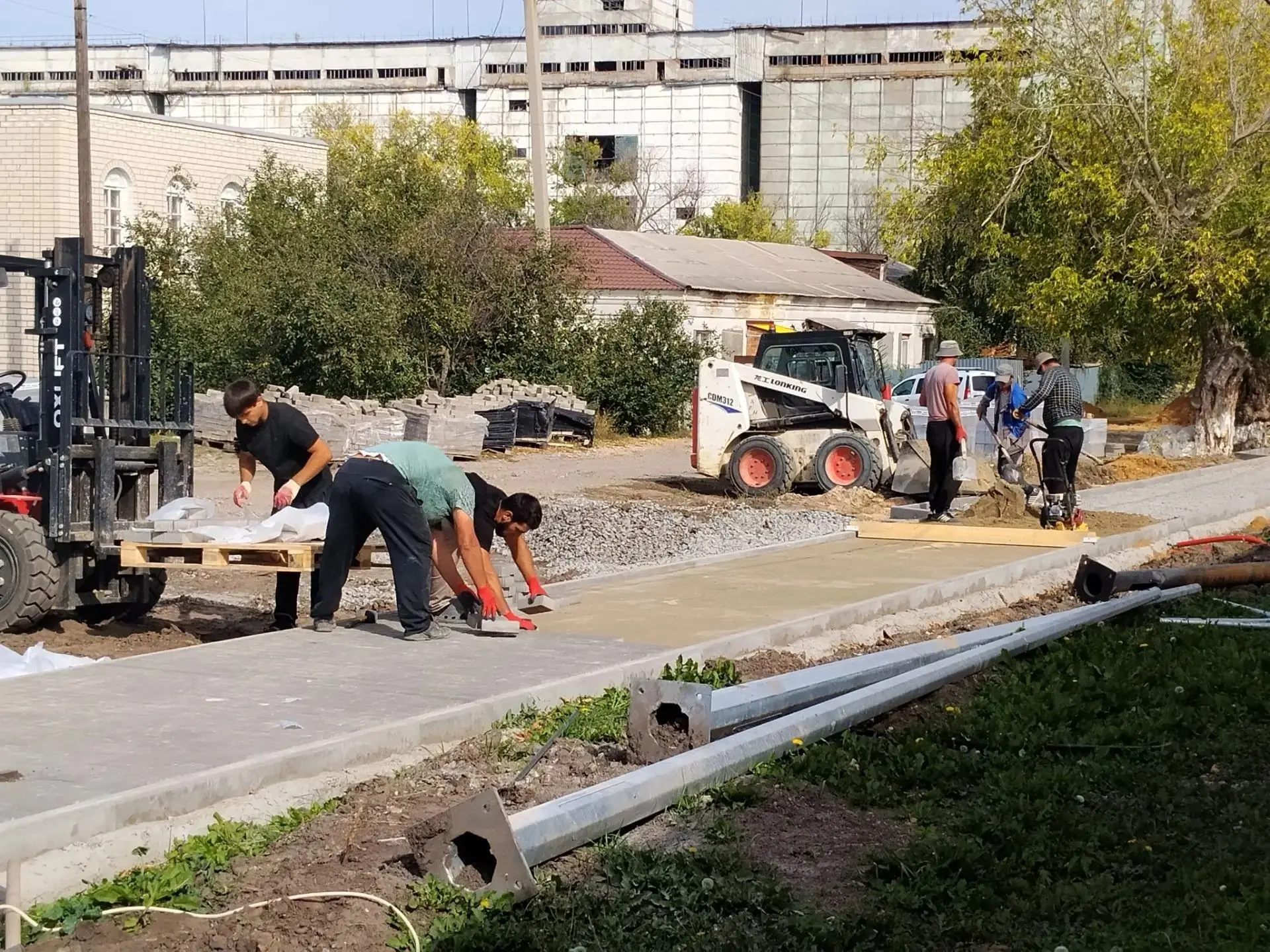 Продолжается Благоустройство общественной территории, расположенной по адресу: Ростовск...