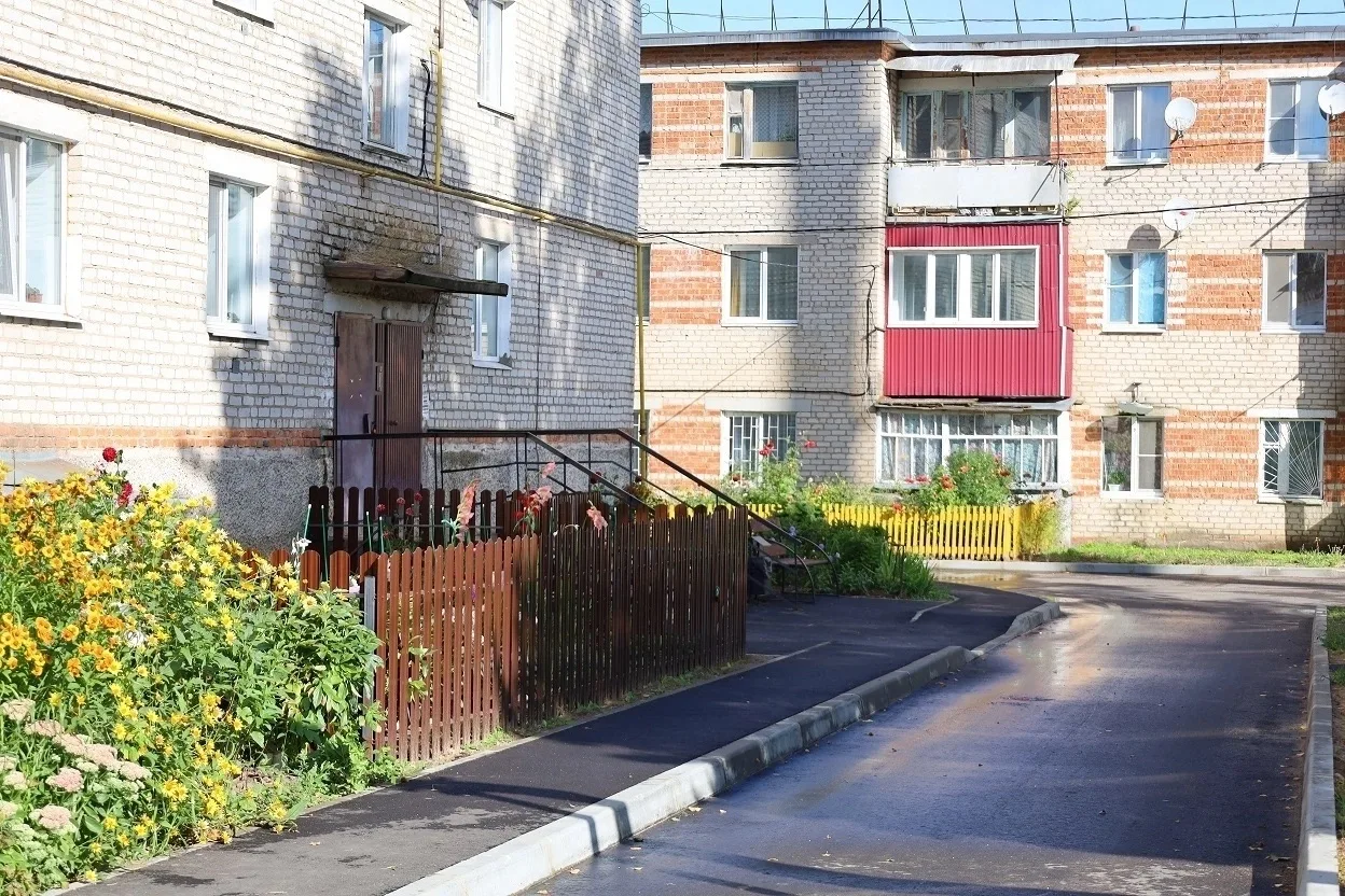 📌 Завершены работы по благоустройству дворовых территорий у домов № 16, 16а и 18 по ул...