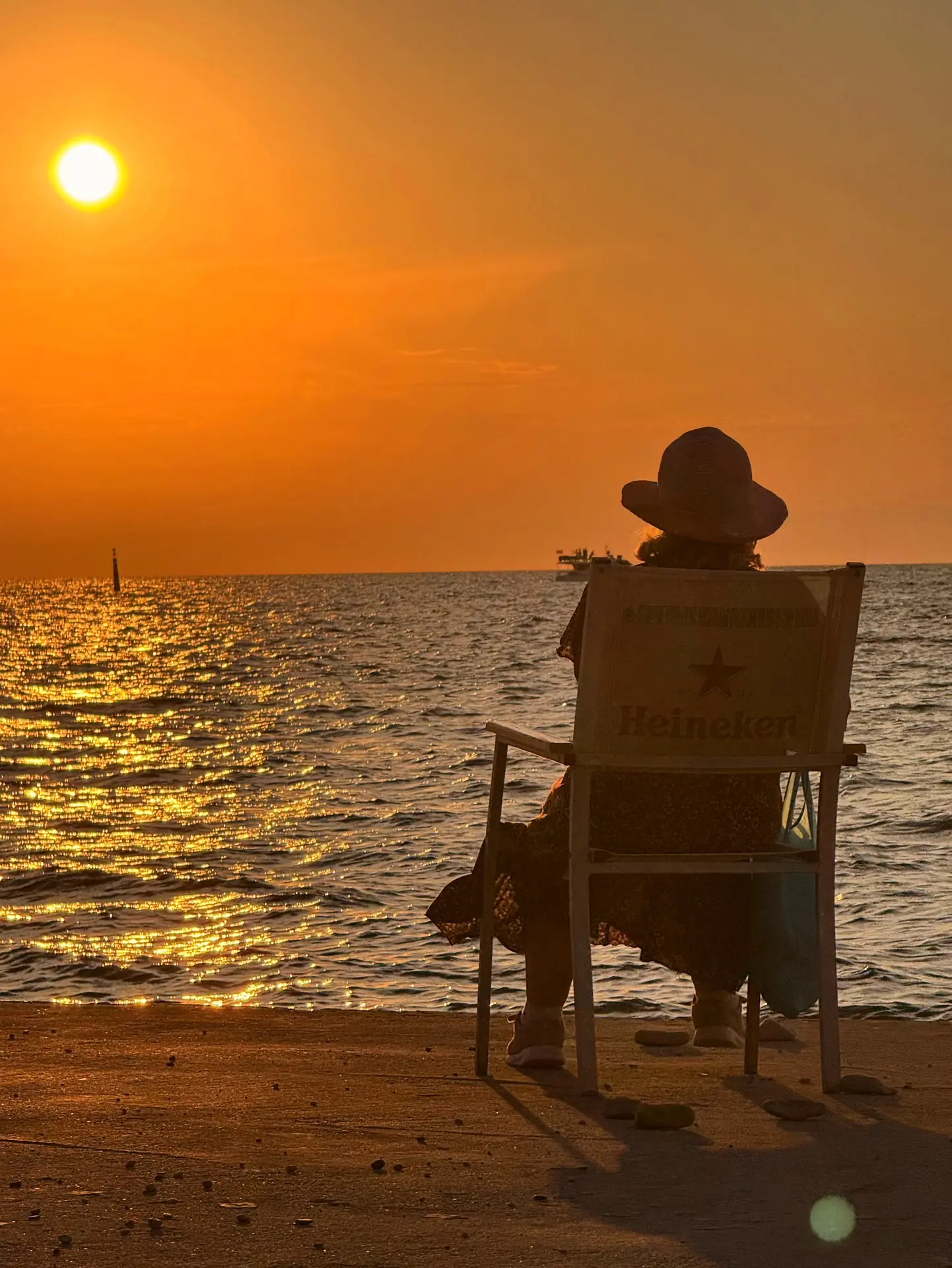 Ещё один жаркий осенний день, ещё один яркий багряно-оранжевый закат🌅