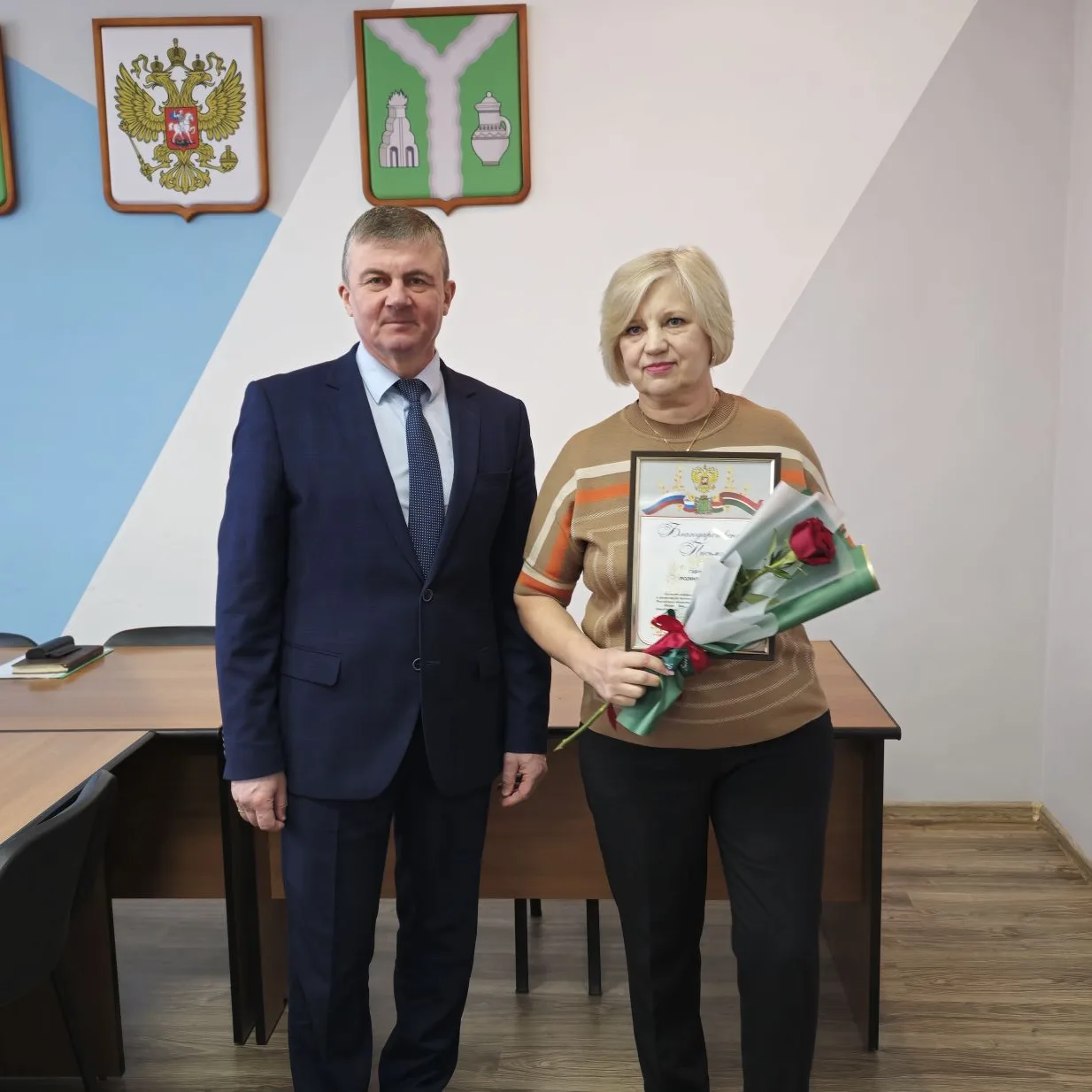 Российское общество «Знание» организует просветительскую деятельность, охватывая широки...
