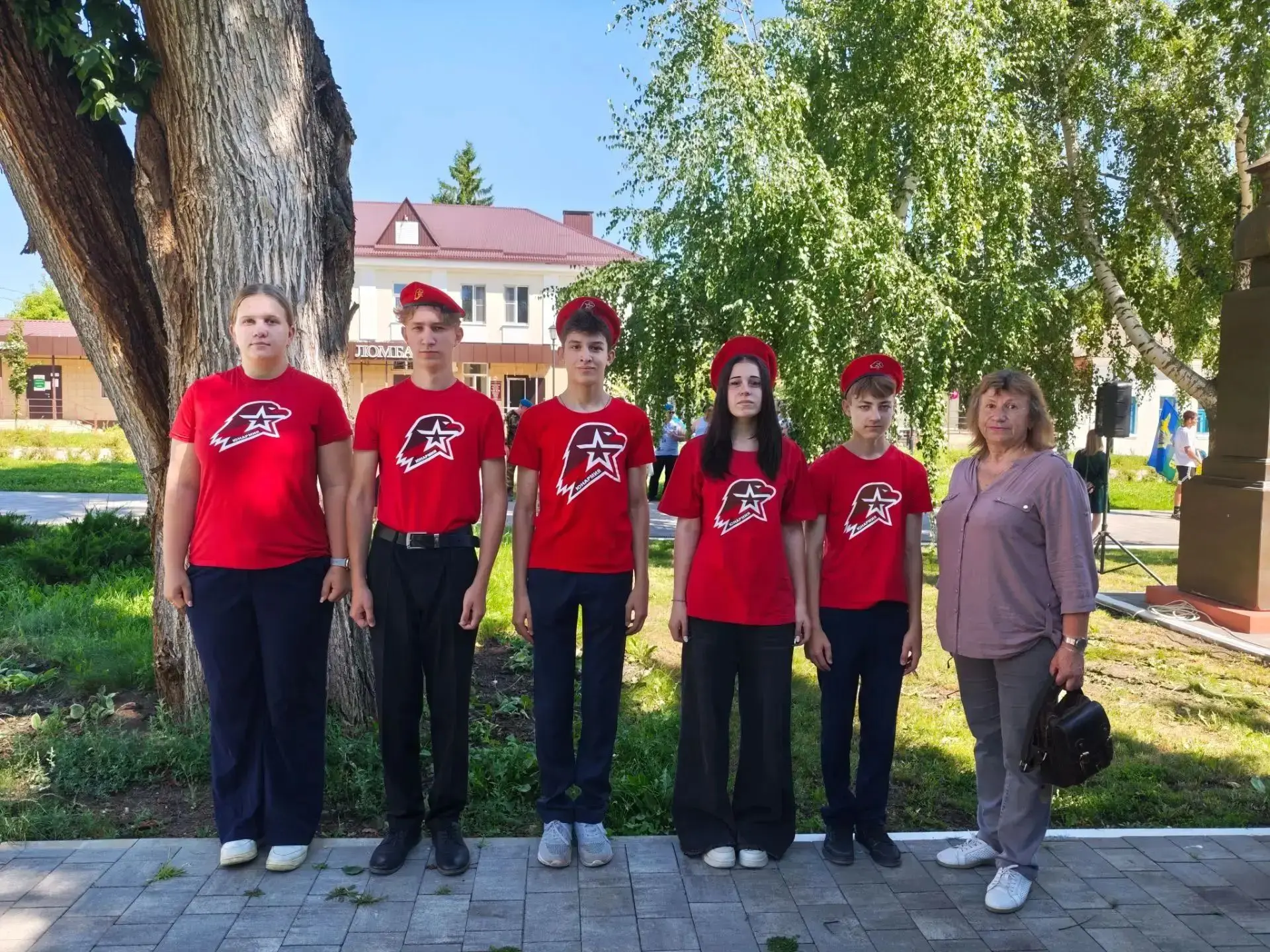 🎉 Юнармейцы 9 «Б» класса приняли участие в митинге, посвящённом Дню ВДВ! 🎉