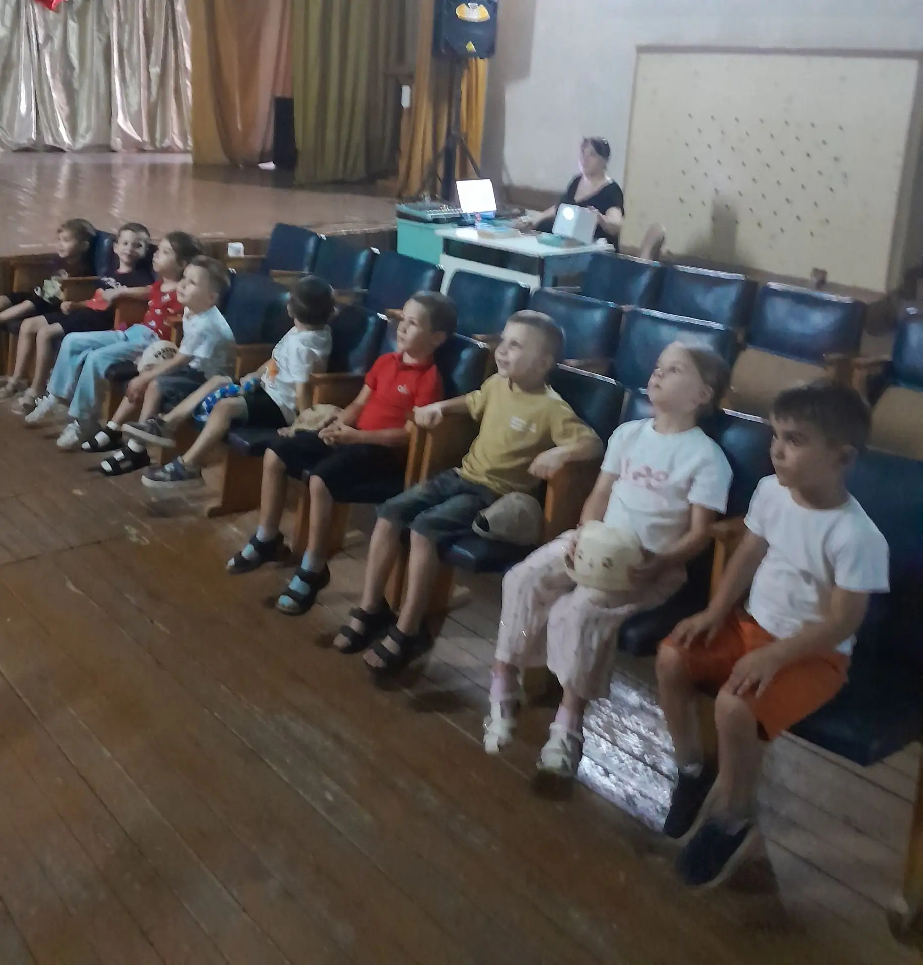 Прогулка в Дом Культуры на просмотр мультфильма.