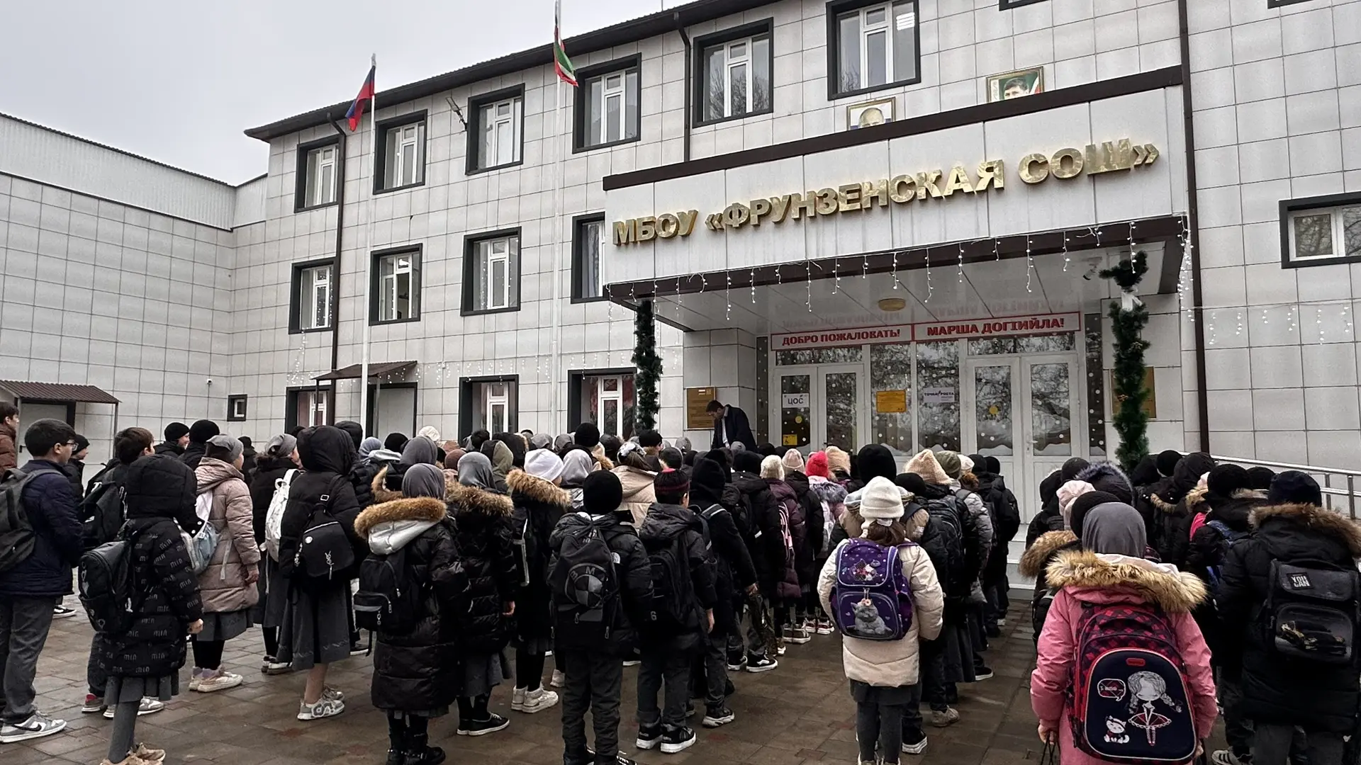 📍Начали неделю в школе с поднятия флагов РФ и ЧР под гимны. Это стало уже привычным ри...