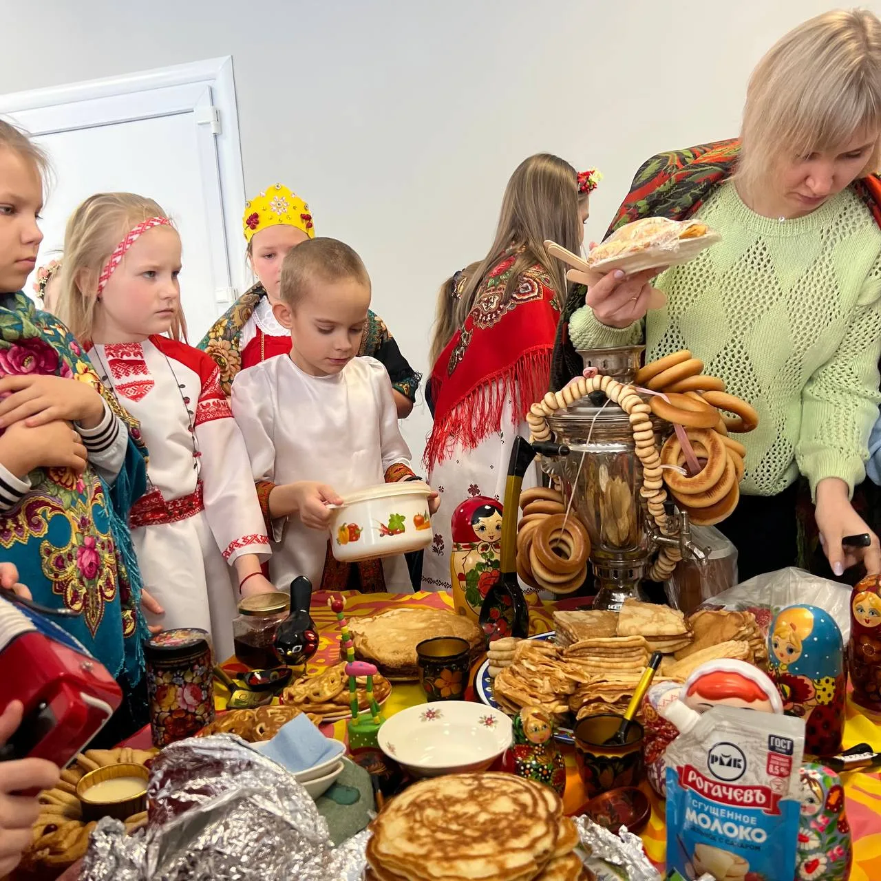 🎭 БЛИН-ФЕСТ в Шестом: блины, хороводы и мооооооре веселья! 🥞✨  Ну что, друзья, готовы перенестись в 
