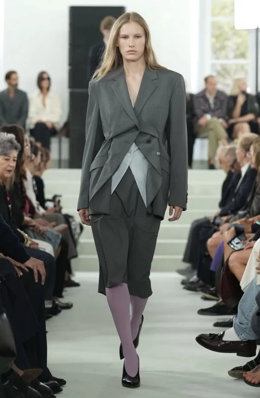 ДОБРОЕ УТРО🩷 Симон Беллотти показал третью коллекцию для Jil Sander на… — публикация канала «Ткани от Джованни»