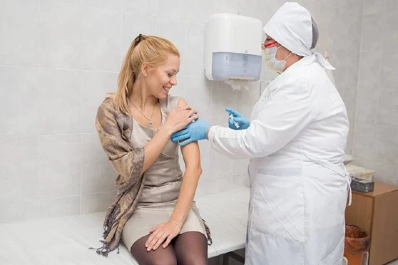 💉Уберечься от инфекций и продлить жизнь: какие прививки для взрослых дадут максимальну...
