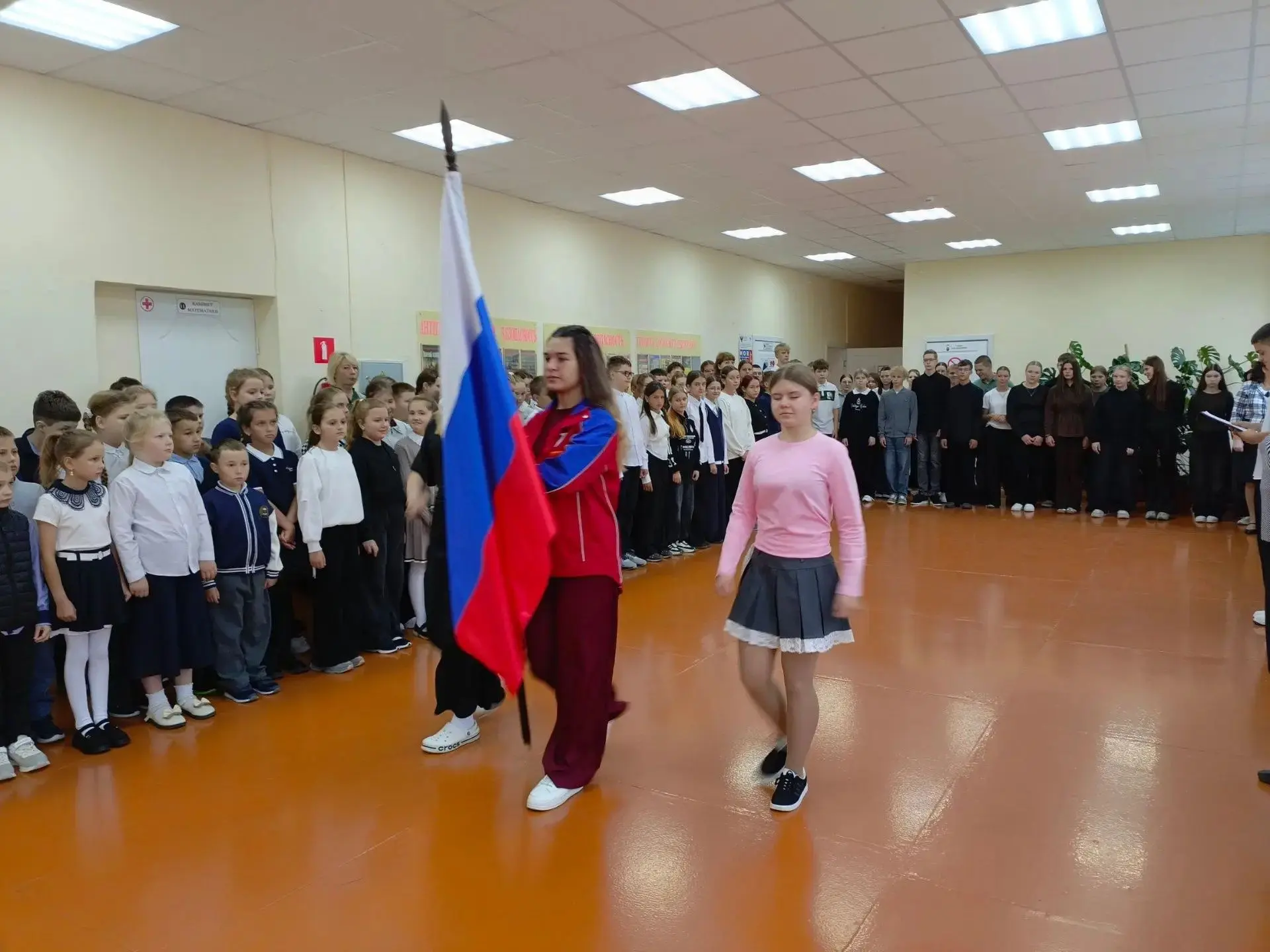 Новая учебная неделя началась с торжественной линейки!