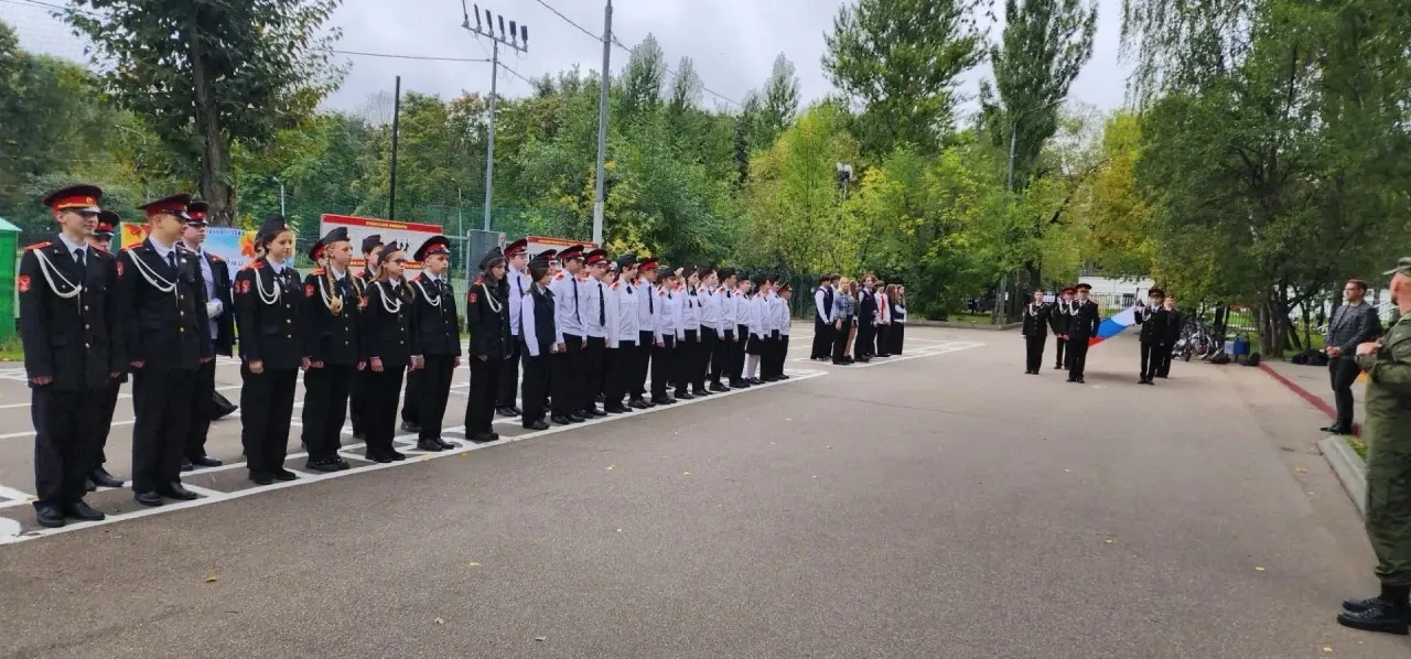 🇷🇺Начало недели в школе традиционно начинается с церемонии поднятия Государственного ...