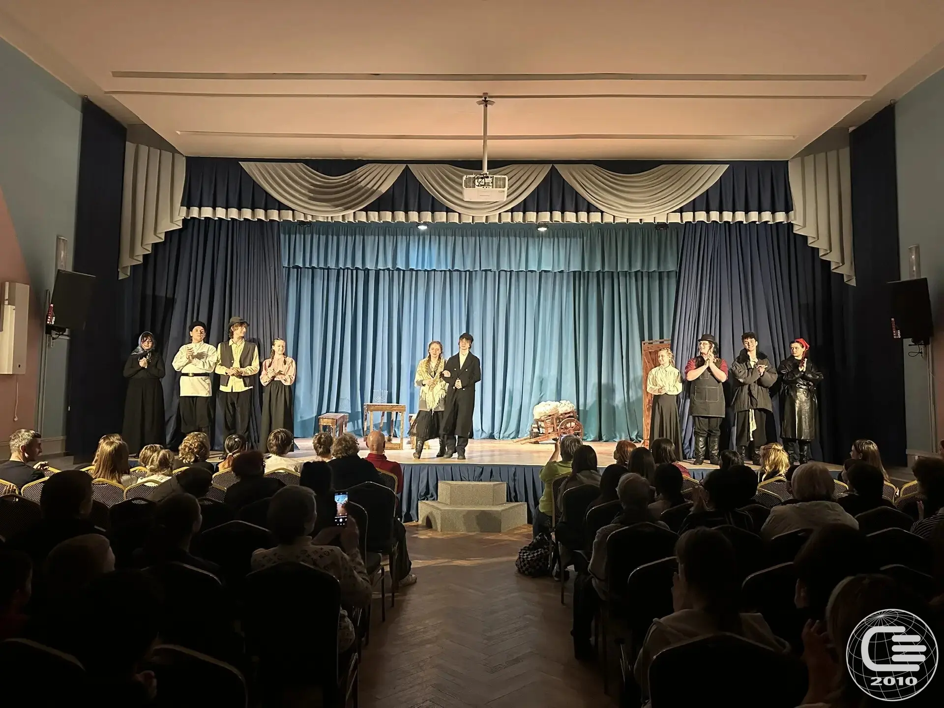 🎭 Продолжаются показы новой постановки школьной театральной студии «Волшебный мир театра», под руков