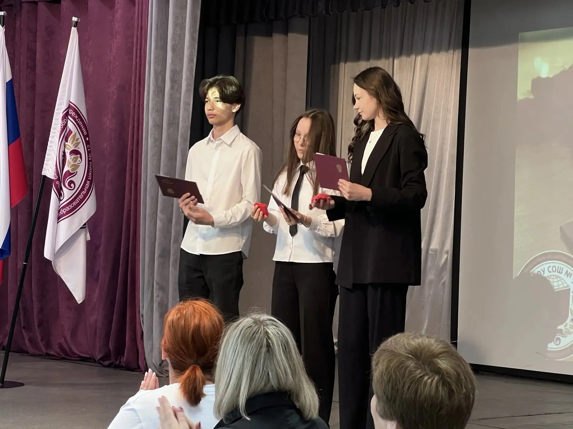 🎓 Сегодня особенный день — вручение аттестатов! 📜✨