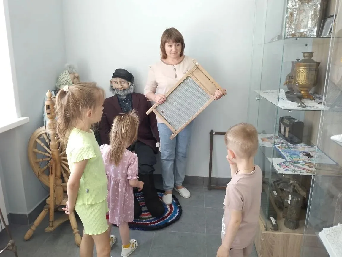 9 июня воспитанники дошкольной группы посетили музейную комнату МБОУ «Булановская ООШ» .

Музей – эт