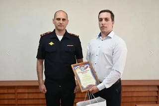 В Ростове-на-Дону таксист Николай Усачев спас пенсионерку от потери полумиллиона рублей...
