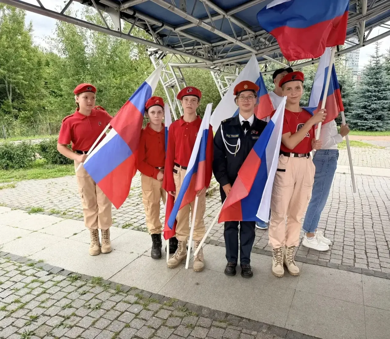 🇷🇺 День Государственного флага Российской Федерации в Парке «Озеро Долгое» — гордимся...