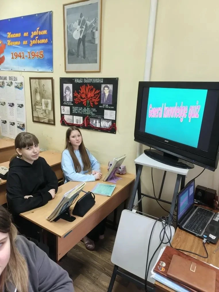 Ученики 8в класса проверили свои знания английского языка, принимая участие в викторине.