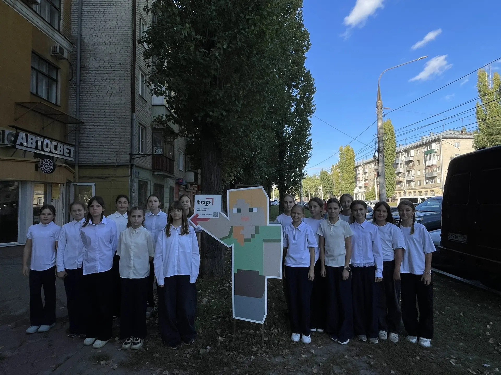 🍕 Пицца 6 классов: наши девочки создали первые логотипы на мастер-классе по дизайну!