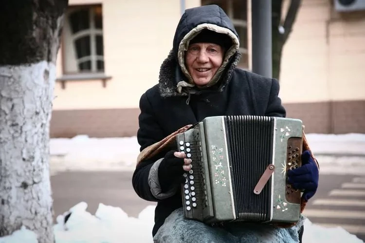 🪗 Уже давно молчит гармошка: куда пропал легендарный воронежский гармонист Василий Потапов

Встрети