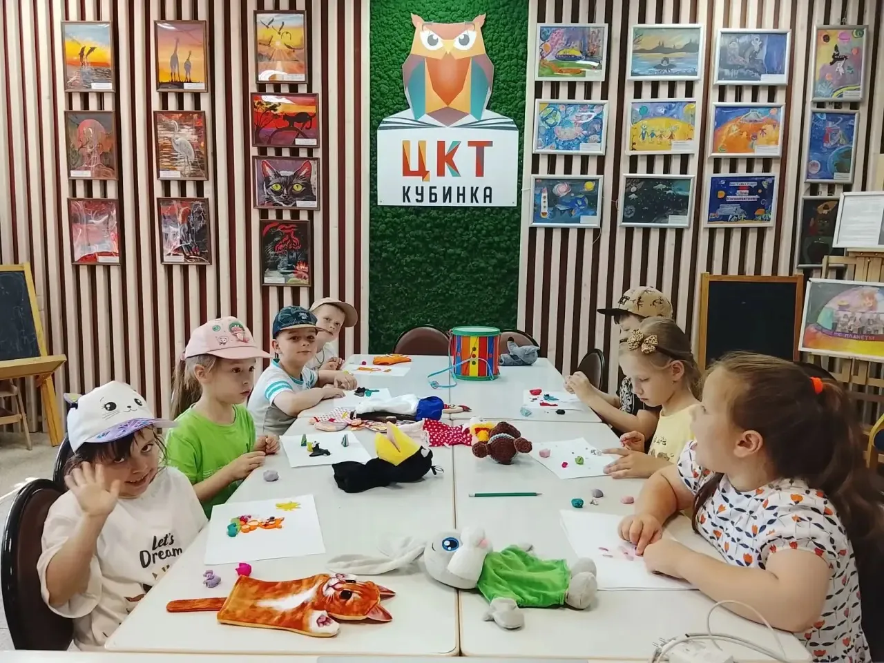 🔥 "Гостиная сказок" открывает свои двери в "ЦКТ-Кубинка"
Каждую среду в 15.00  мы читаем и инсценир