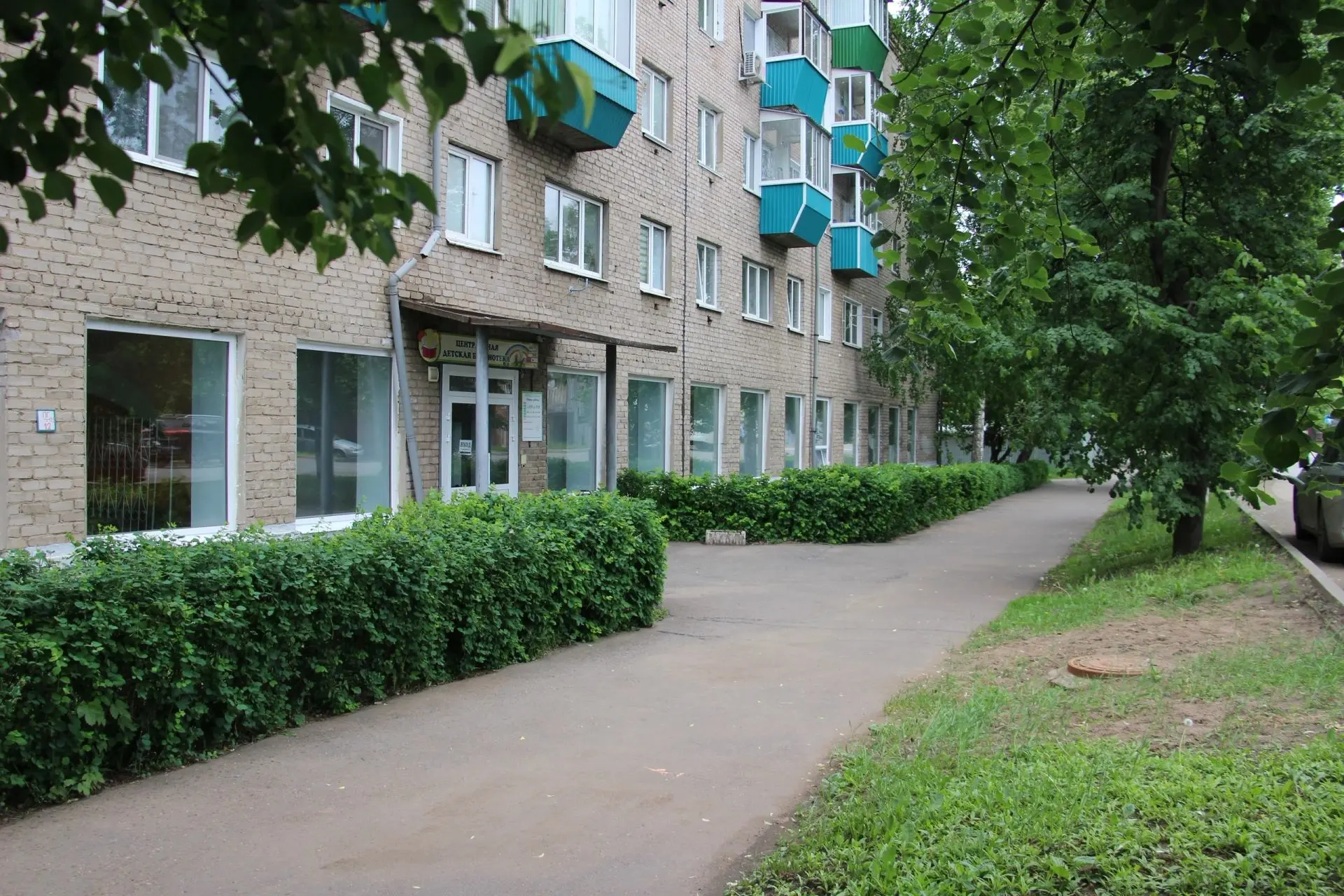 КАК МЕНЯЕТСЯ ДЕТСКАЯ БИБЛИОТЕКА 
 
В детской библиотеке на улице Азина кипит работа: косметический р