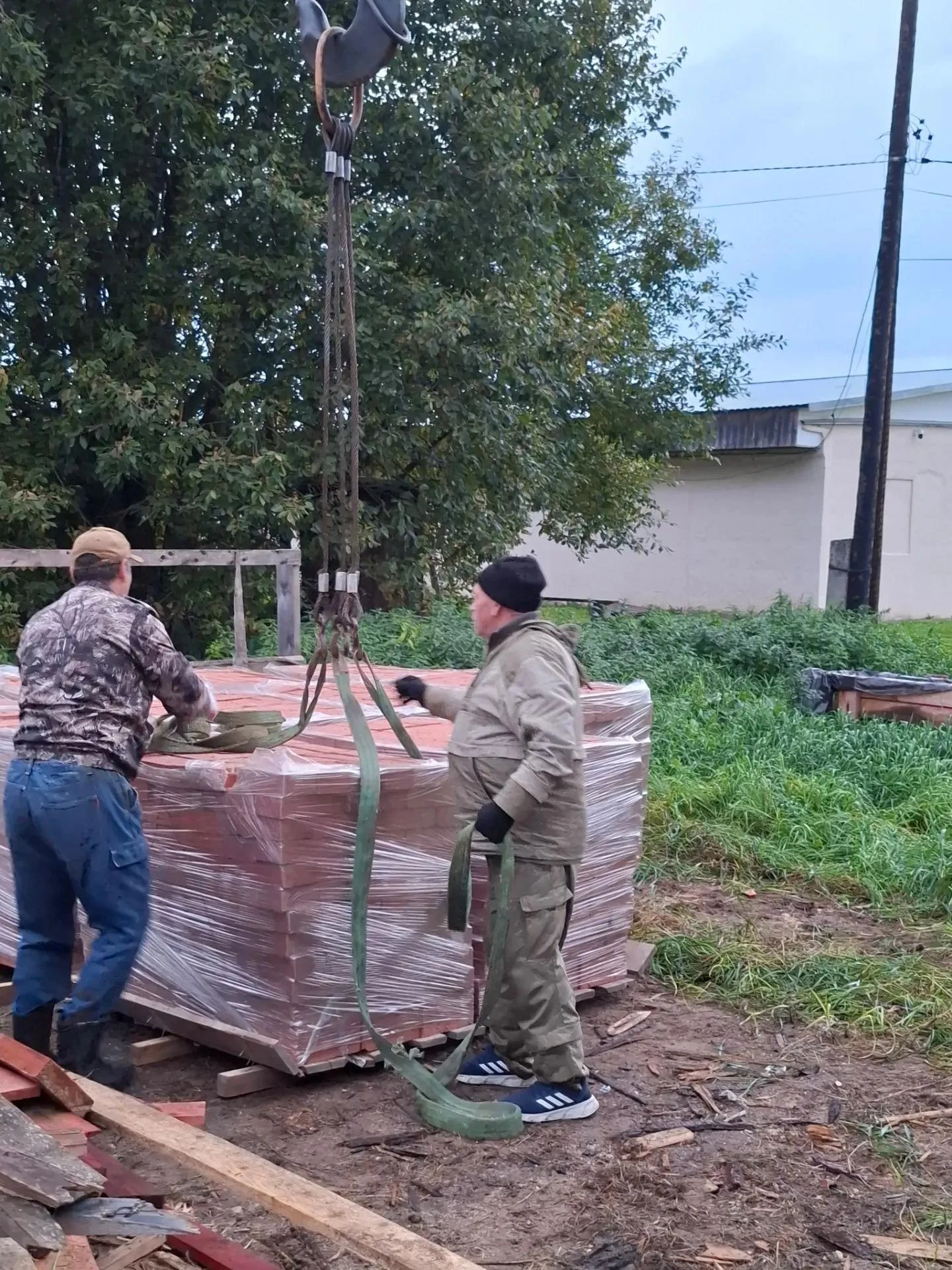 🧱 ПЕРВАЯ ПАРТИЯ КИРПИЧА УЖЕ ЗДЕСЬ! НО ВПЕРЕДИ — ЕЩЁ 26 000 ШТУК. 🧱