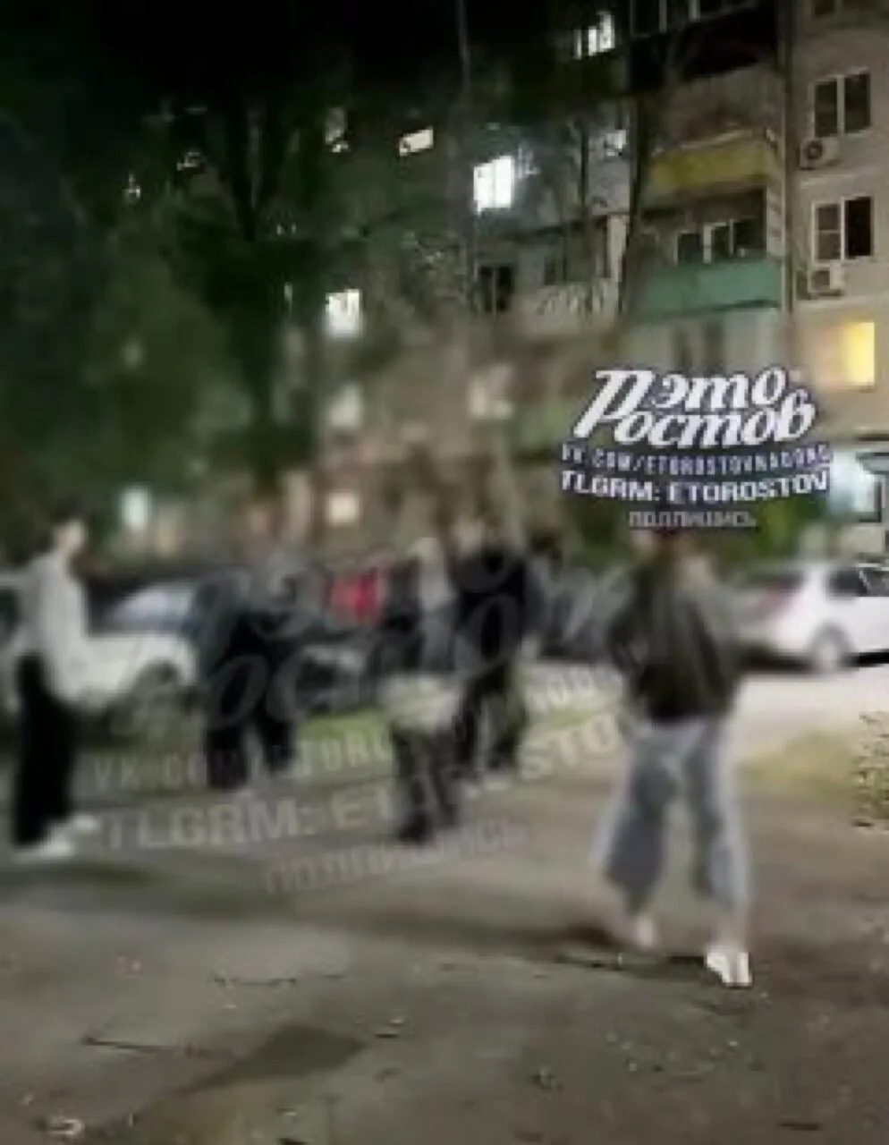 В Ростовe подростки толпой избили девoчку.
