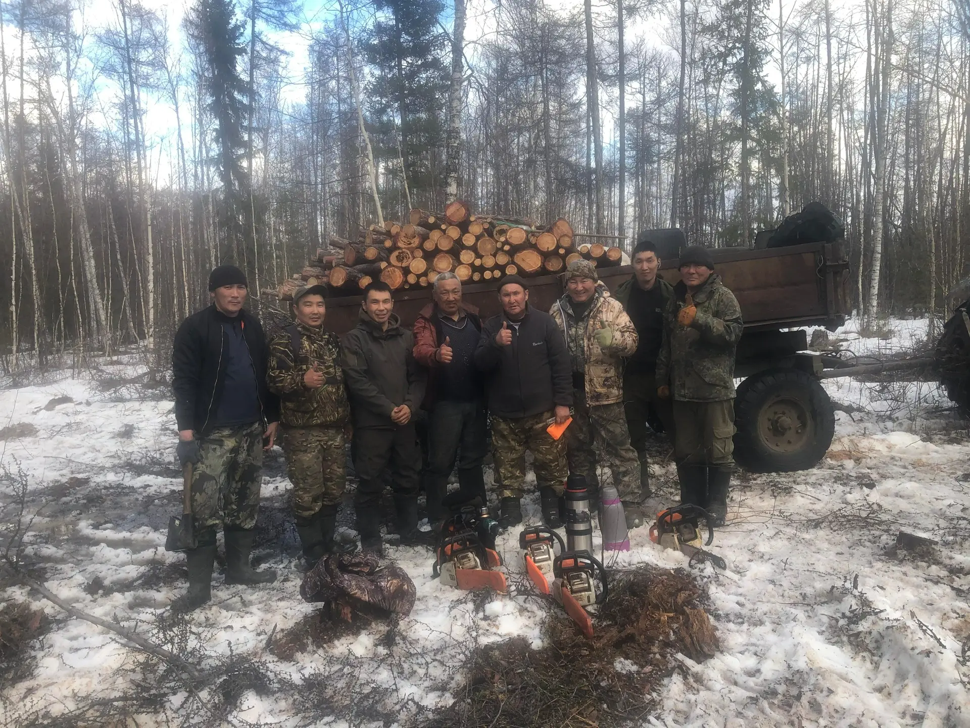 Бүгүн оскуолабыт эр дьоно маска көмө буоллулар Тобоновтар дьиэ кэргэттэригэр👏