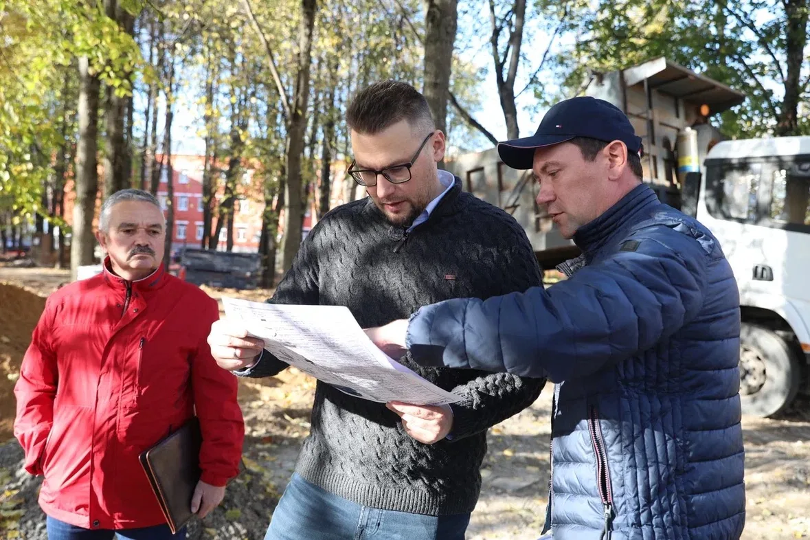 Продолжается благоустройство бульвара у школы №11 и сквера за Физтех-колледжем