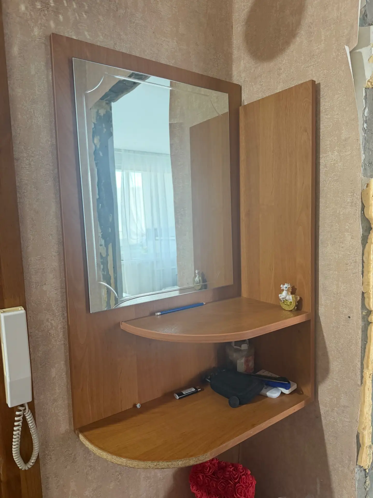 Отдам зеркало с полкой, самовывоз
