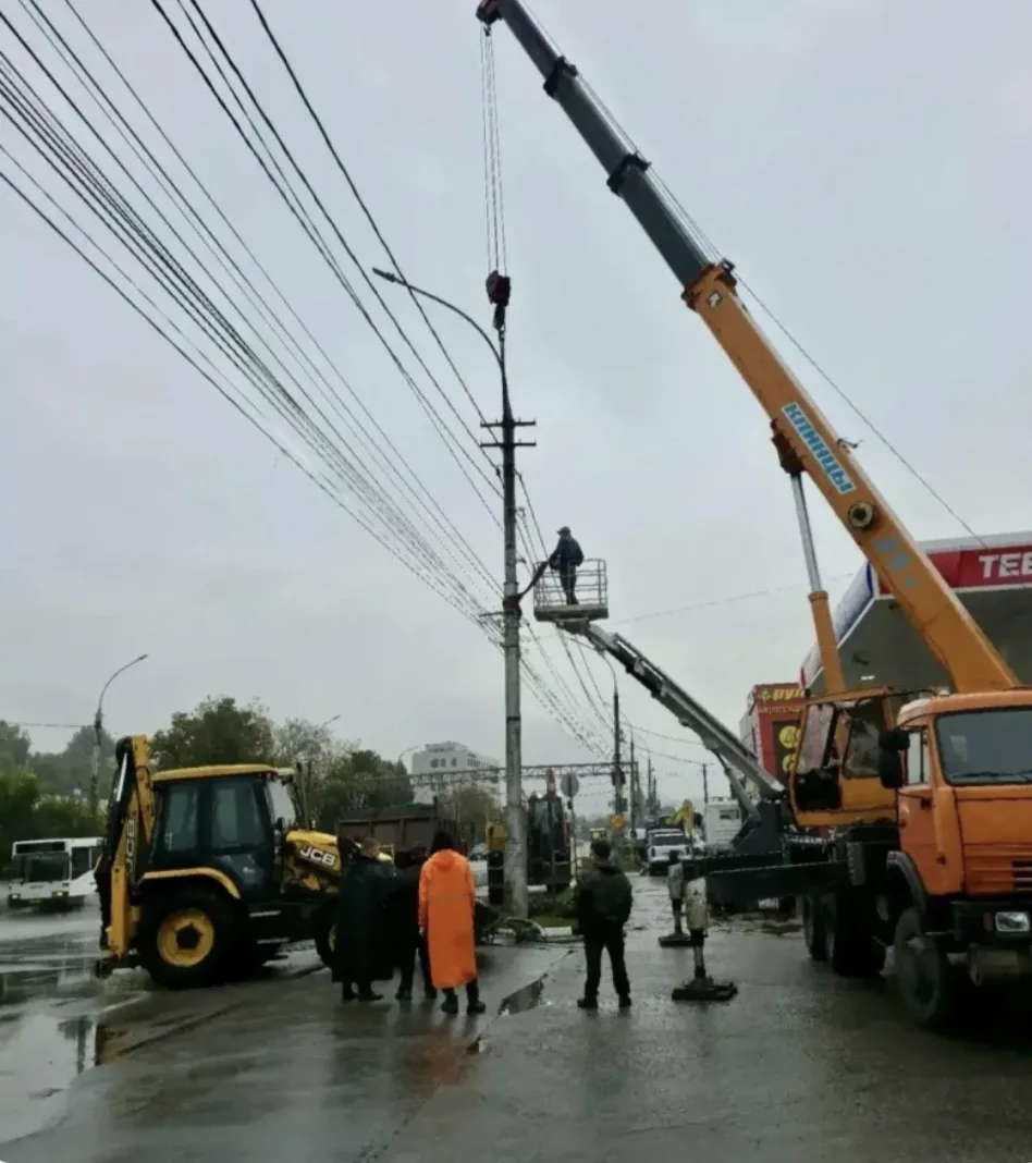 Коммунальную аварию на Студёновской продолжают ликвидировать 18 человек. К… — публикация канала «Gorod48 | Город48»