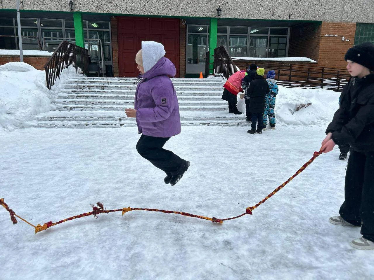 16 и 18 февраля в Заозерной школе прошли яркие и весёлые масленичные мероприятия.  В празднике участ