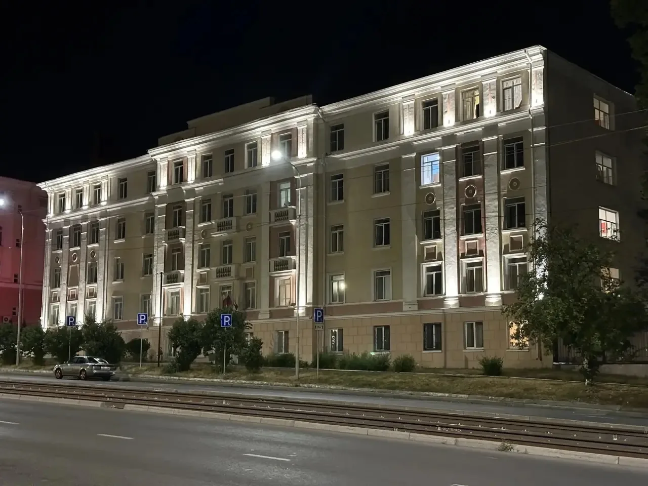 Ночь пройдёт — и будет дня начало,
Убегут в закаты вечера…
Завтра можно всё начать сначала…

Хорошег