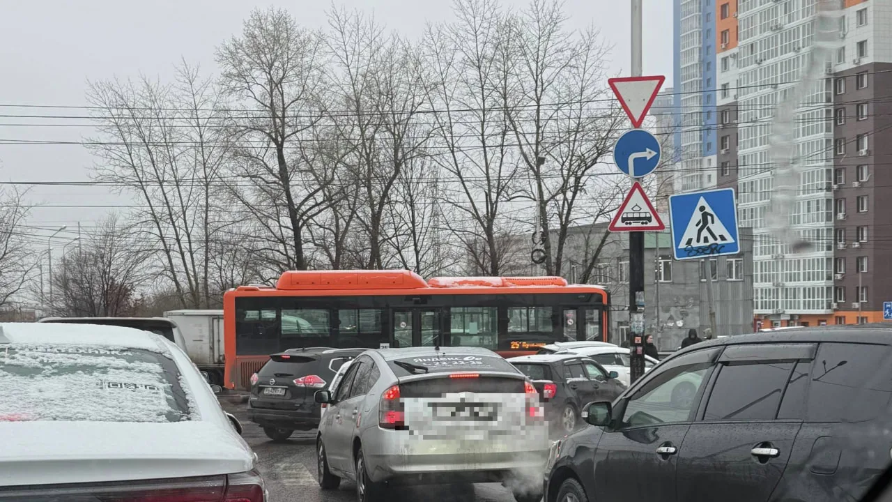 В Хабаровске в районе ЖК «Ю-Сити» произошли сразу два ДТП с участием автобусов и легковых автомобиле