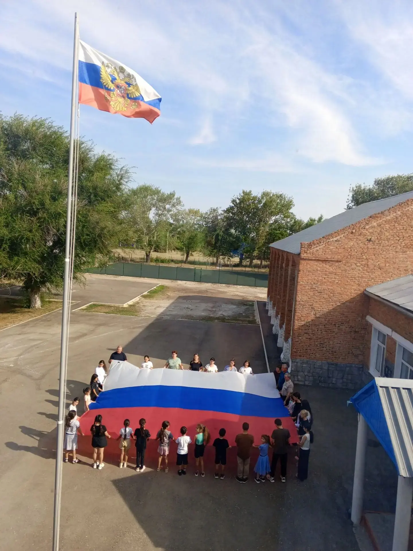 В рамках празднования Дня Государственного флага РФ в МОУ "СОШ с. Балаши" совместно с Б...