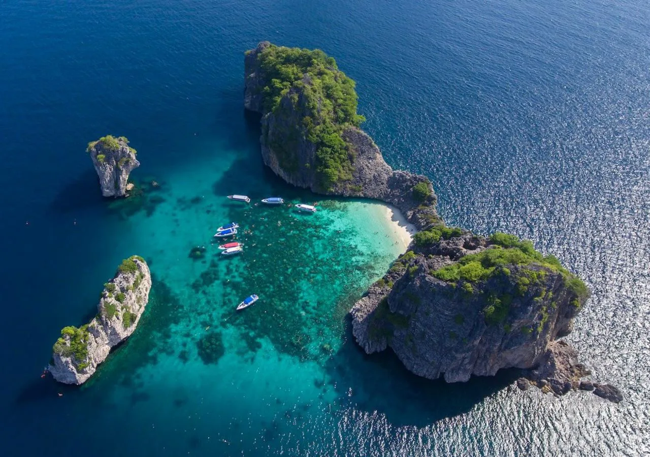 Острова Ко Рок, Таиланд 🇹🇭  🔹 Ко Рок - два небольших острова на юге Таиланда, в Андаманском море, в 