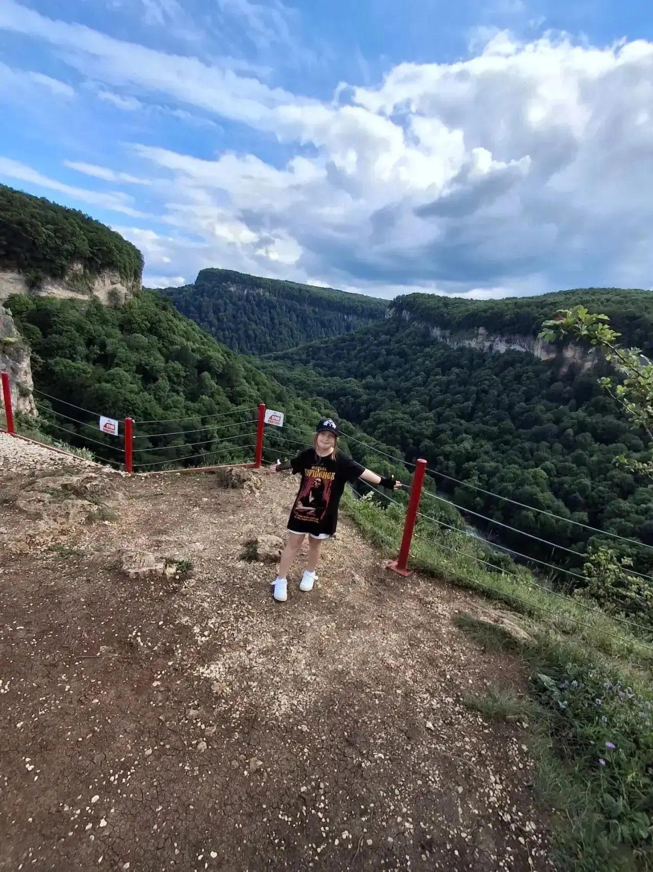 София Ревва покоряет красоты ущелья Мишоко 🏔️✨

Ученица 2 «В» класса София Ревва проводит лето акти