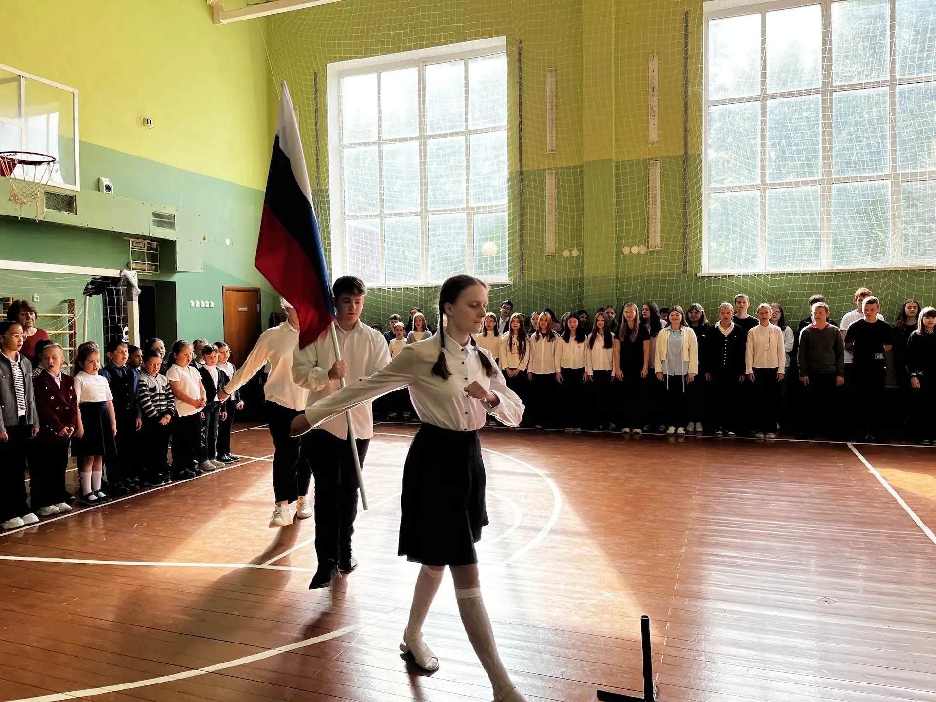 🇷🇺18 мая утро понедельника началось с традиционной линейки, посвящённой выносу флага и исполнению 