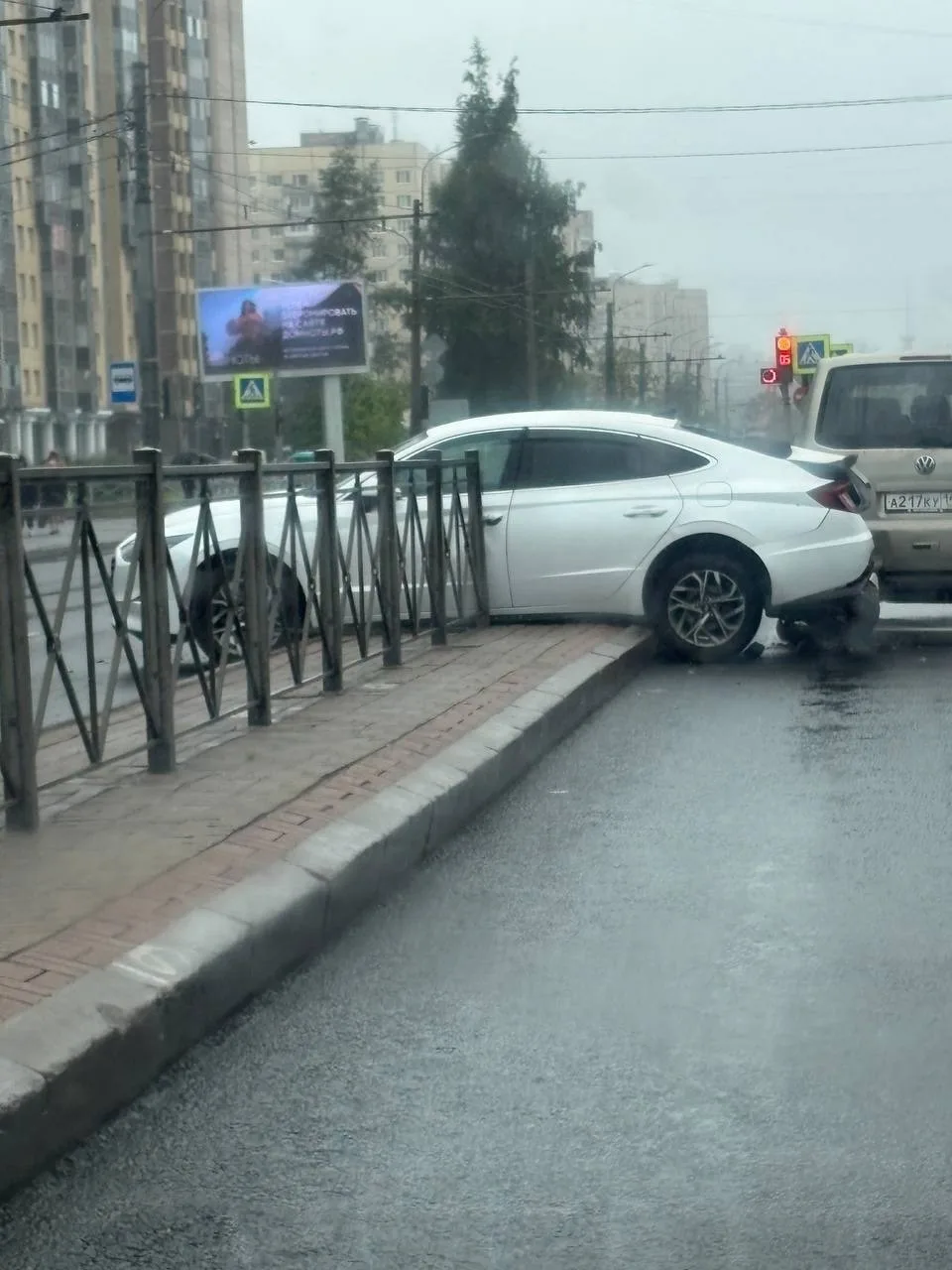 У метро Дыбенко