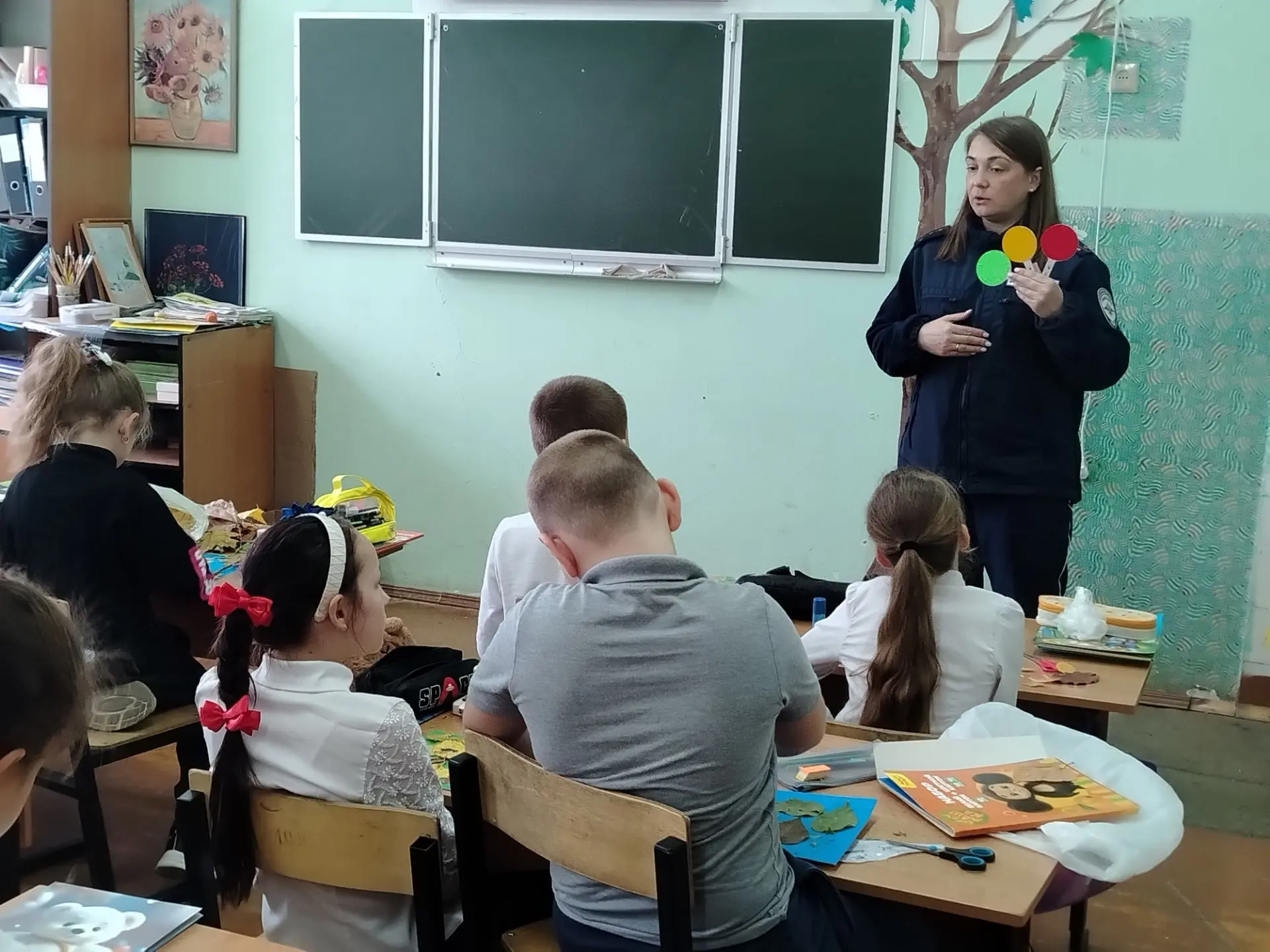 🍂 Пятница безопасности: учимся быть внимательными на осенней дороге! 🚦