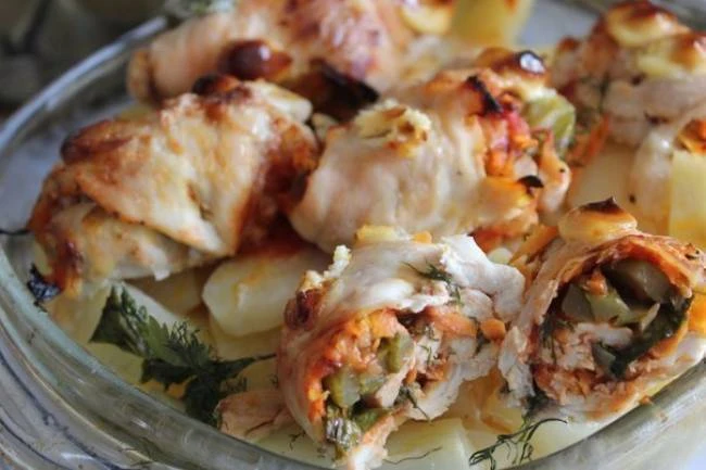 🍛 Куриные роллы с морковью, луком и солёными огурчиками

66.38 ккал/100 г 
Б/Ж/У: 11.27 / 0.9 / 3.4