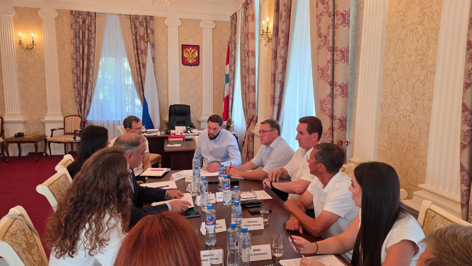 Какие механизмы позволяют одновременно защищать права потребителей и предотвращать злоупотребления в