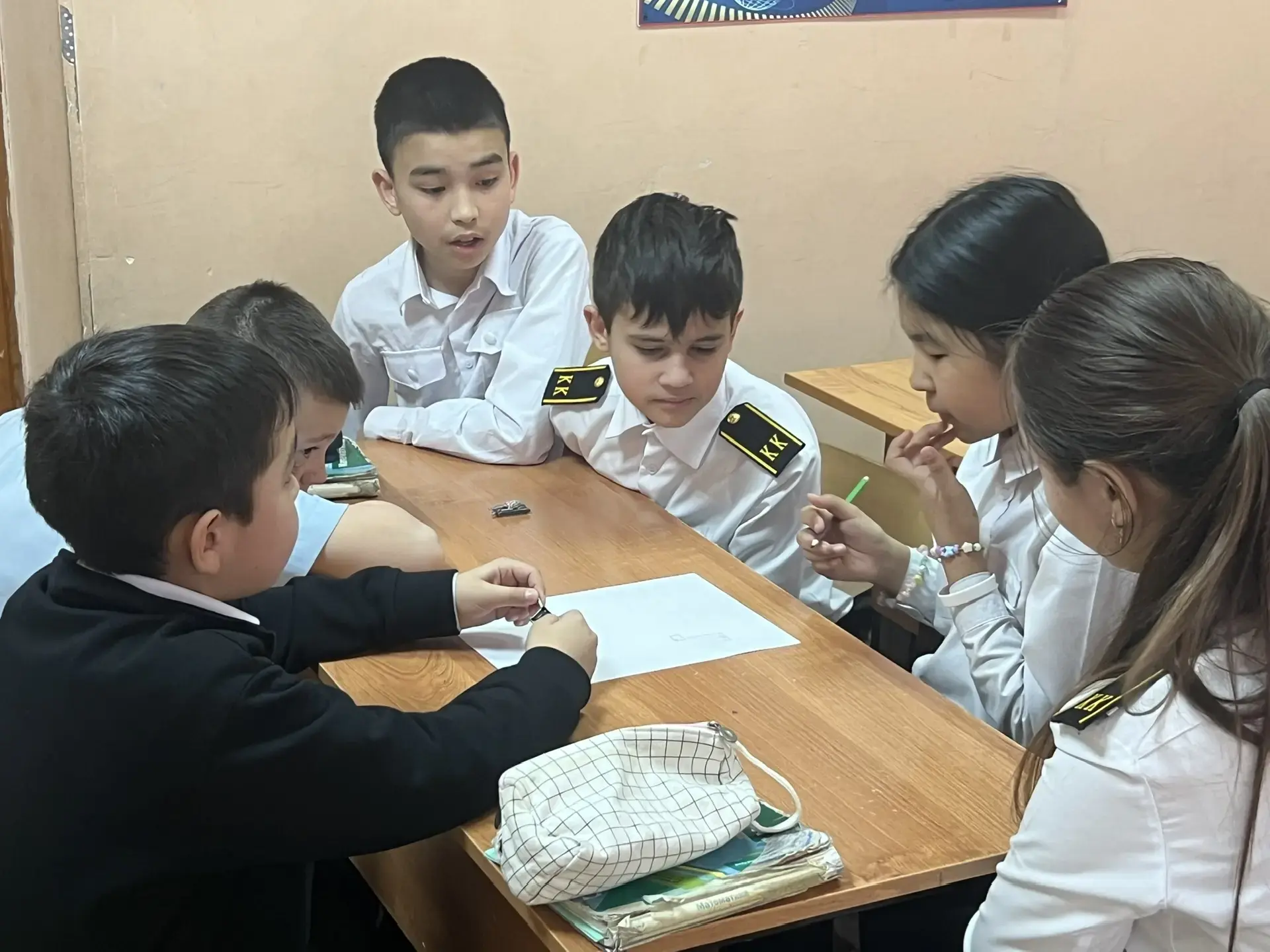 📖В рамках Международного дня родного языка советник директора по воспитанию Белоносова Патрисия орга